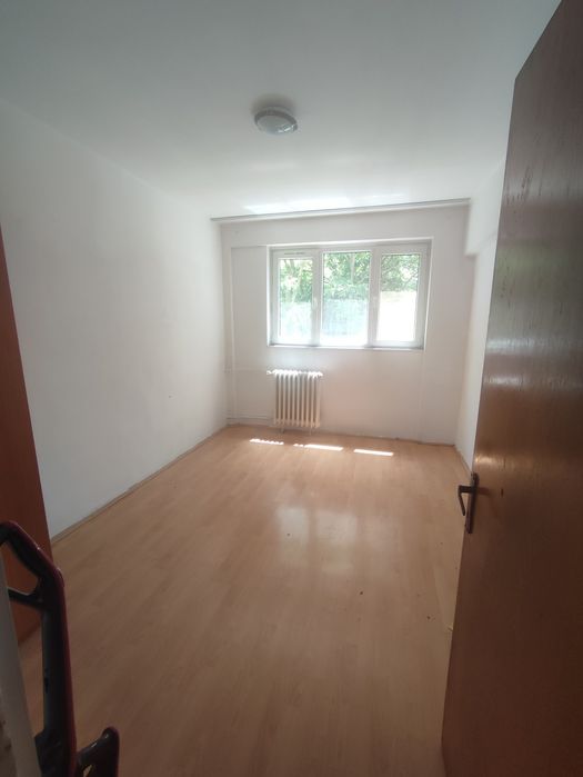 PROPRIETAR Vând apartament 2 camere decomandat la 400m de metrou