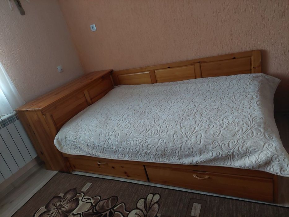 Спалня/приста от масив чам с матрак.