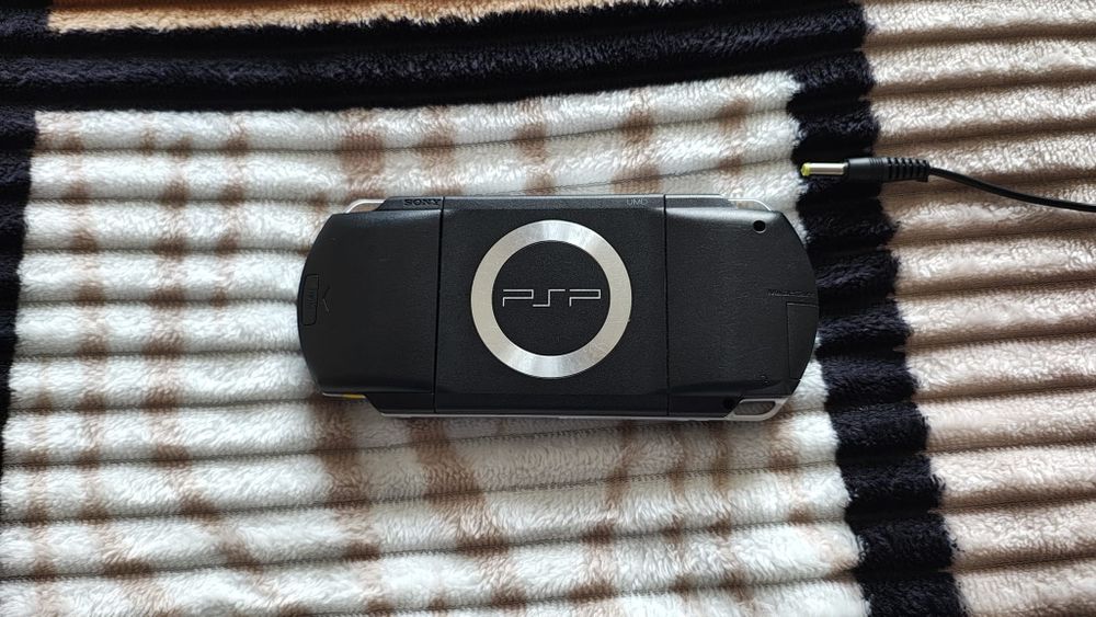 Vând psp 1004 modat cu card 32 gb