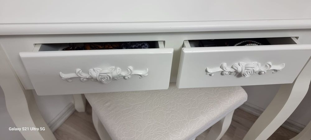 Set machiaj cu masuta oglinda si scaun