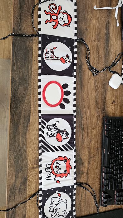 Carte senzoriala alb negru rosu bebelusi