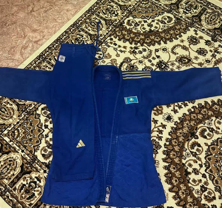 Adidas champion gold ijf approved 3 red Лицензионный кимоно, 750 грамм