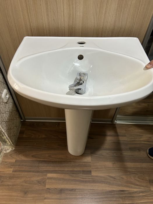 Раковина с пьедесталом и краном