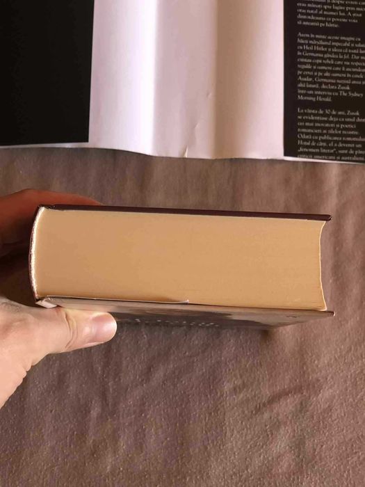 Vand cartea "Hotul de carti"