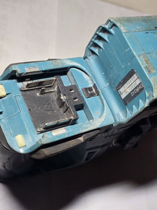 Безчетков перфоратор Makita DHR242