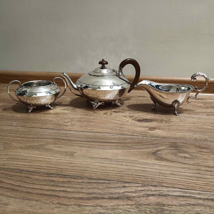 Комплект с елегантен Georgian Revival / ранно Art Deco дизайн