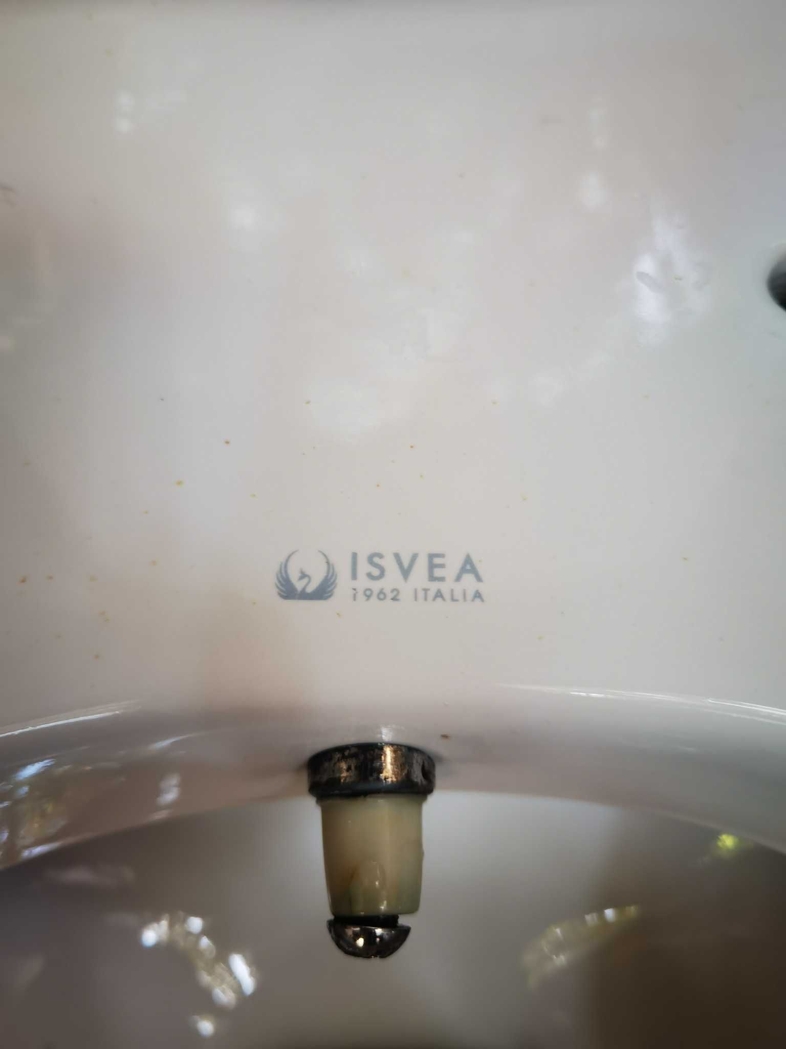 Продавам тоалетна чиния  с казанче (isvea италиански)