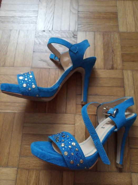 Pantofi diverse culori