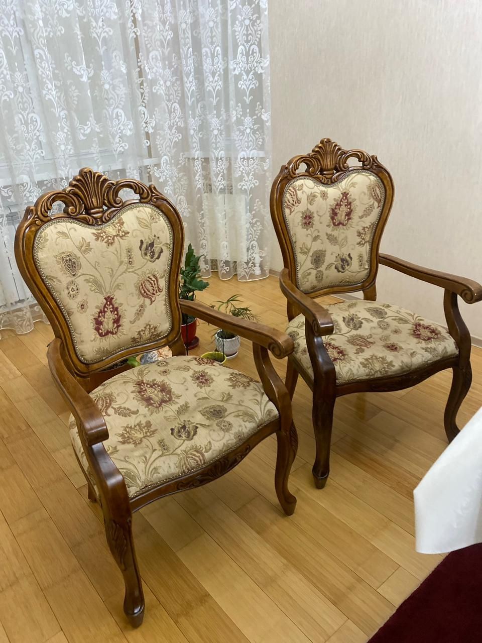 Стол стулья сервант