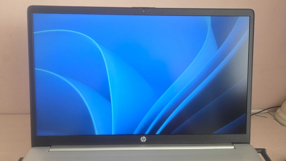 Лаптоп HP 17 Laptop AI PC - НОВ, с процесор Intel Ultra 7 255U