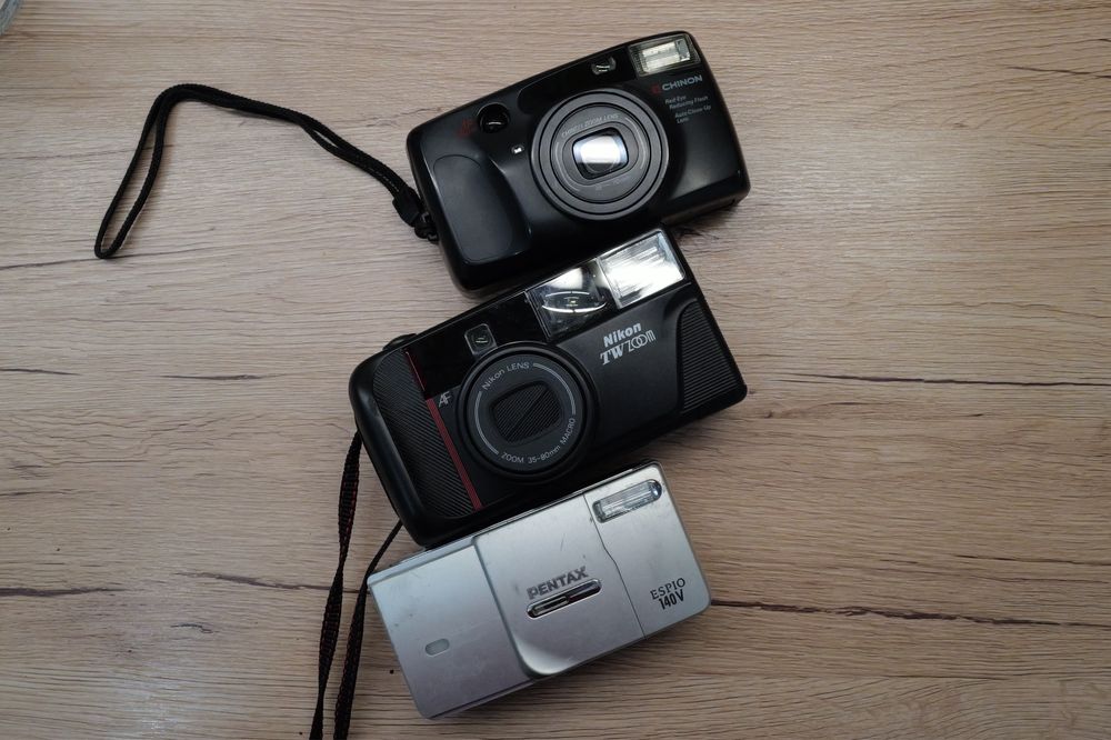 Vand aparate foto film Nikon TW zoom Chinon si Pentax point and shot