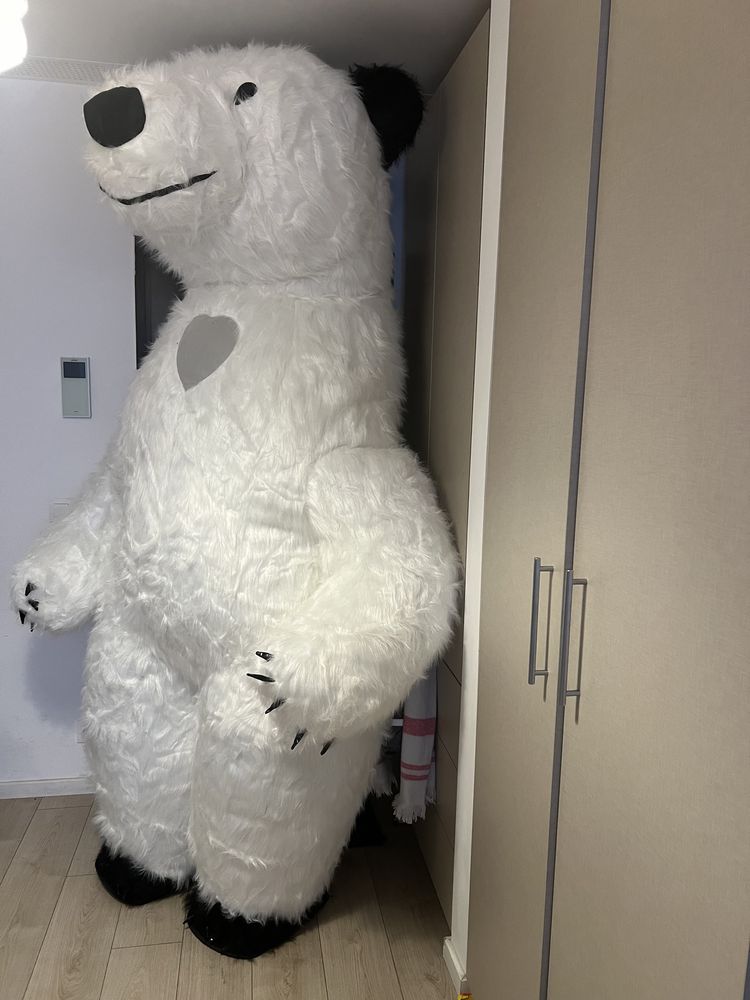 Mascota gonflabila urs alb-negru 2.6 m cu baterie inclusa de 2 ore