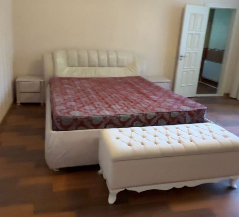 Кровать с матрасом и тумбами