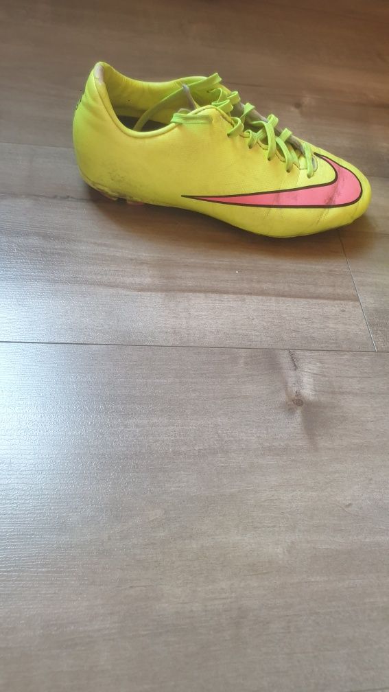 Детски футболни бутонки Nike