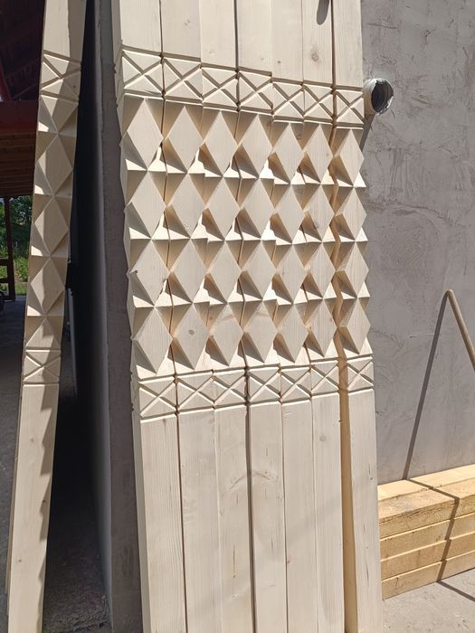 Stâlpi sculptați și scândură ornamentală!