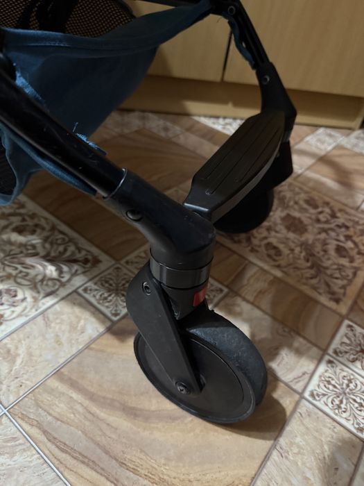 Продам прогулочную коляску уни