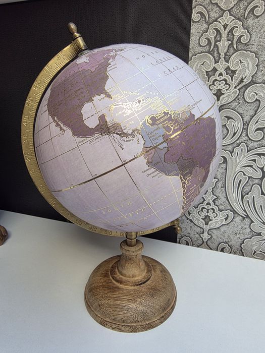 Декоративни лъв и глобус