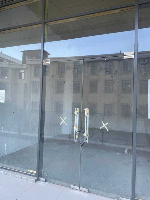 Стеклянная дверь (каленное стекло) двухстворчатая, с фрамугой. Новые.