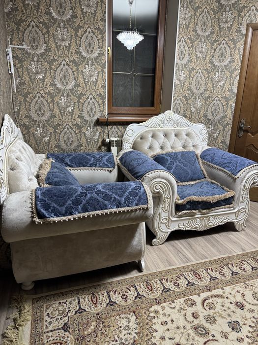 Диван с двумя креслами