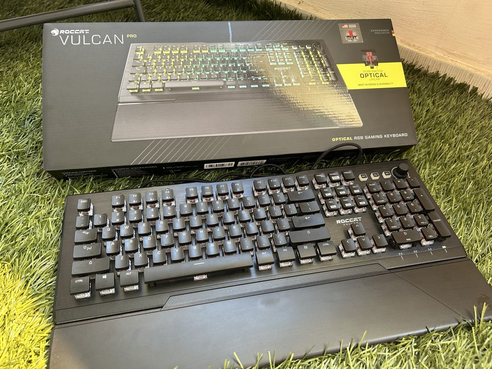 Механична клавиатура Roccat Vulcan Pro Titan Red Linear Switch