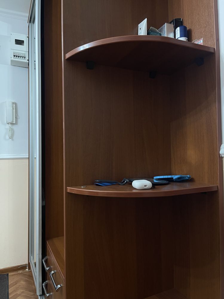 Продается прихожая шкаф