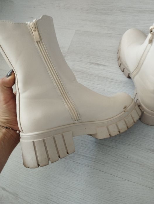 Дамски бежови боти