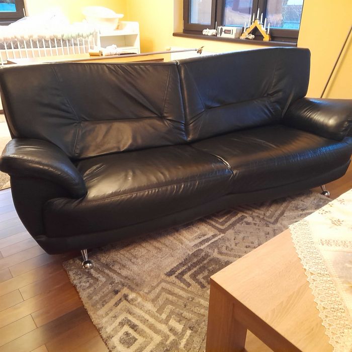 Vând canapea și două fotolii.