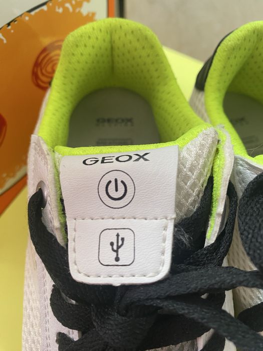 Детски обувки Geox ! Свтещи подметки !