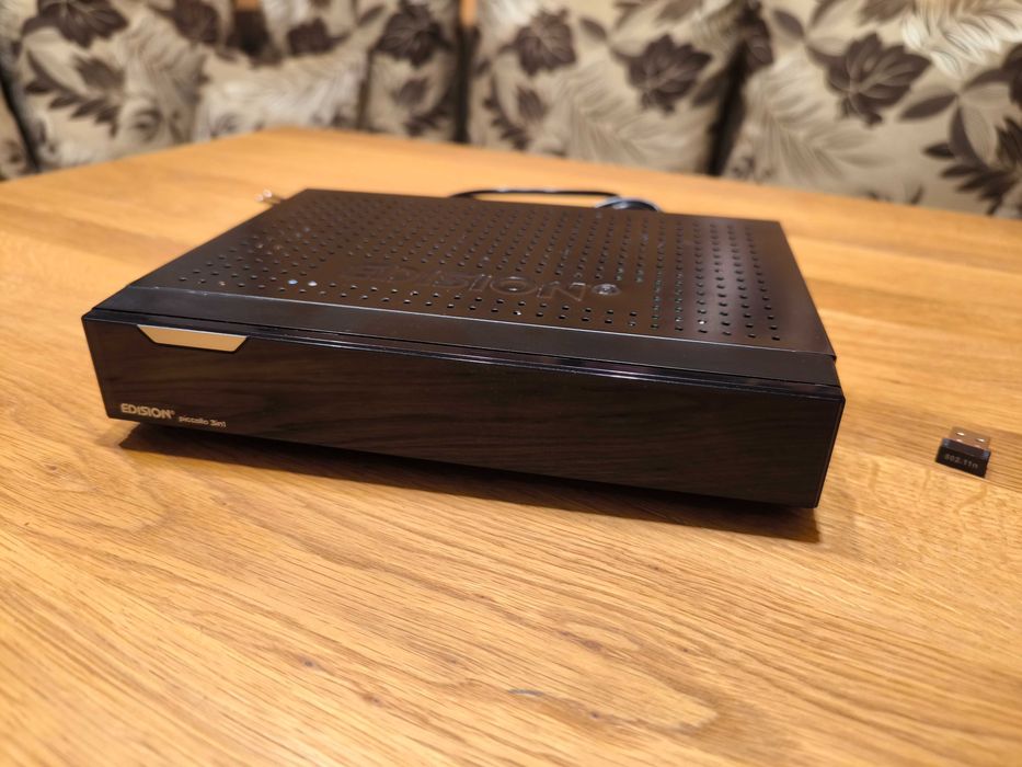 Комбиниран (сателитен,ефирен и кабелен) приемник Edision Piccollo 3in1