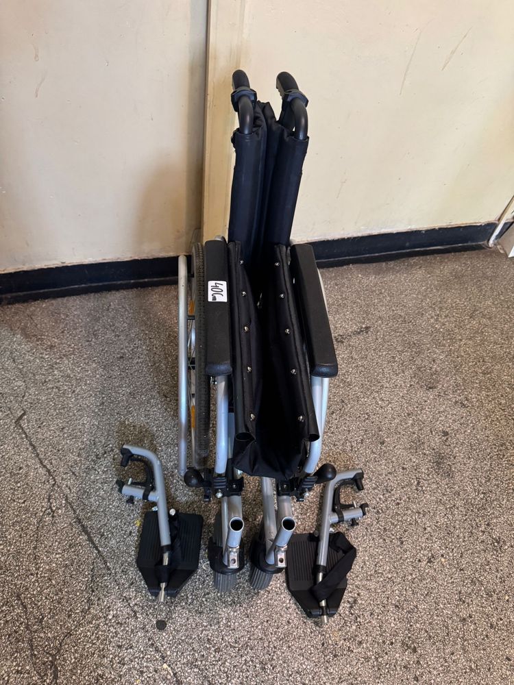 Scaun rulant medical batrani dizabilitati handicap (ca nou)