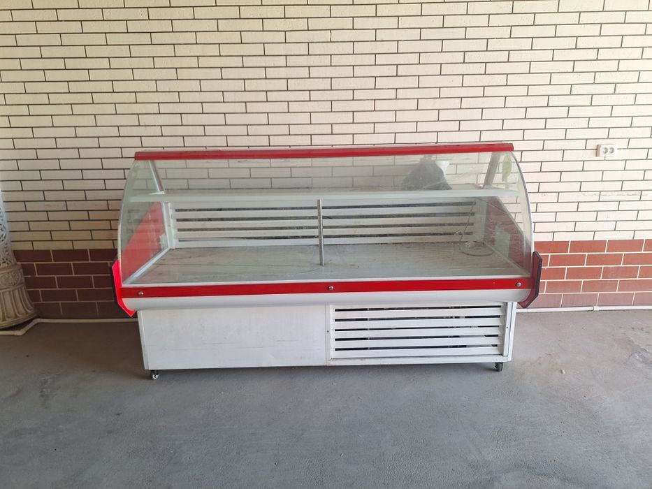 Ветрина холодильник в хорошем состоянии рабочий