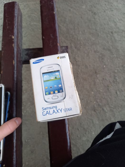 Продам лотом три телефона и двое наушников за 7500 тенге договорная