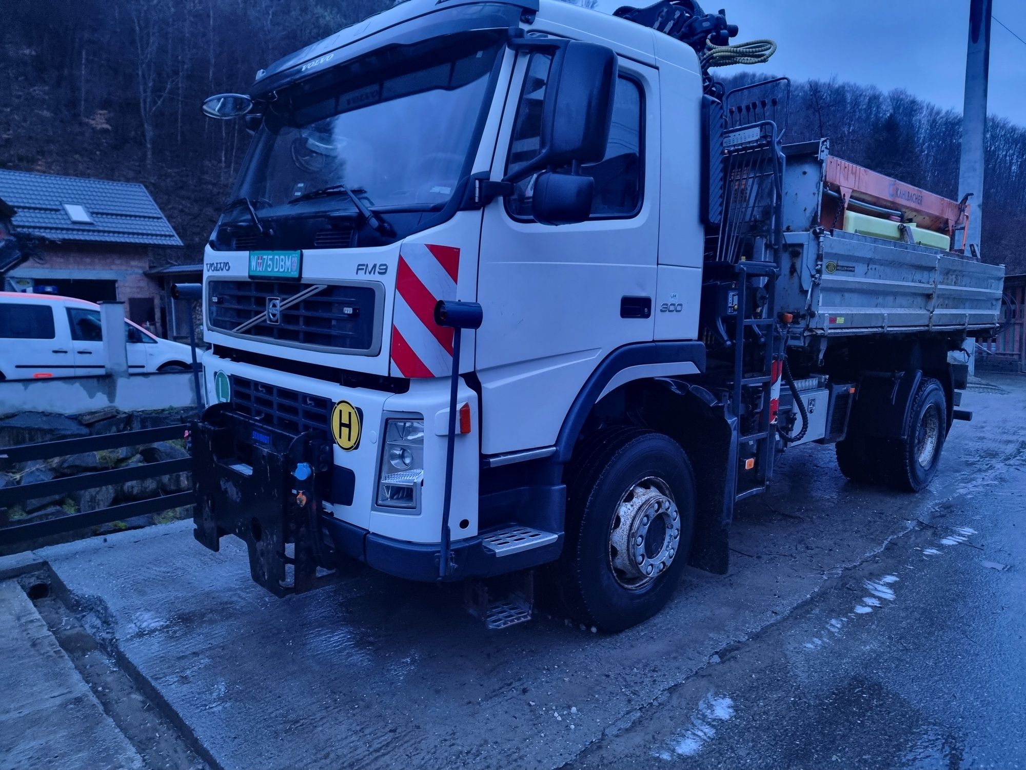 Autobasculanta volvo 4x4 FM 9 cu macara