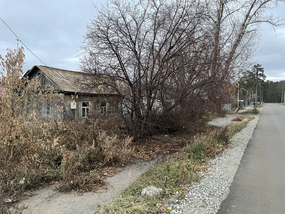 Продам земельный участок с постройками