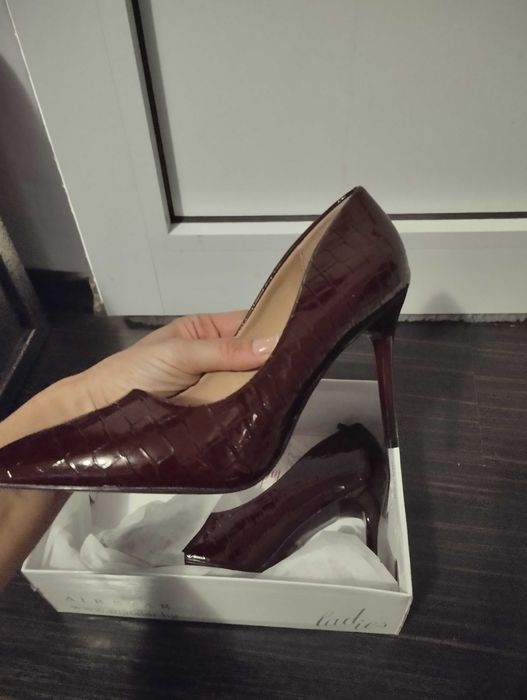 Нови обувки на ток бордо