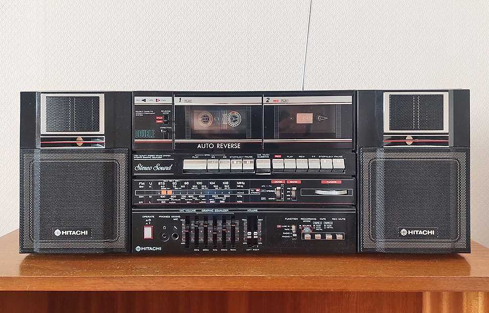 Радиокасетофон  HITACHI TRK- W550E .