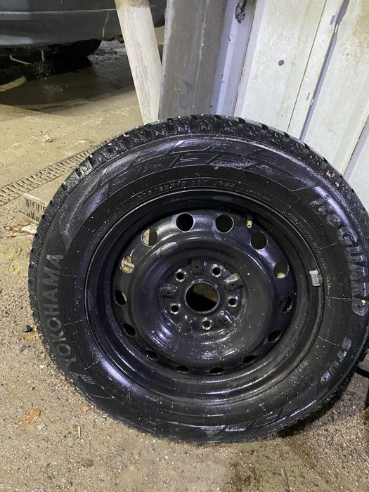 Продам комлект зимних шин на р15  Yokohama