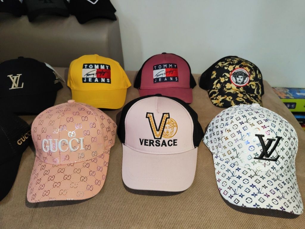 Șapcă Guess Șapcă Versace Șapcă Tommy Sapca Louis Vuitton Sapca ICON