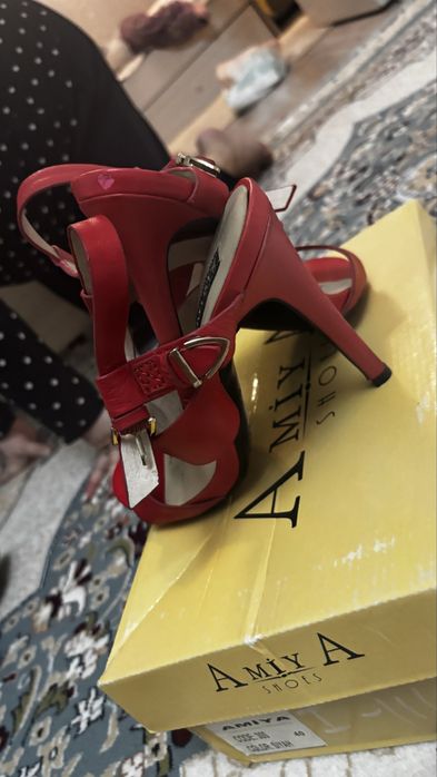 Босоножки  красные красивые