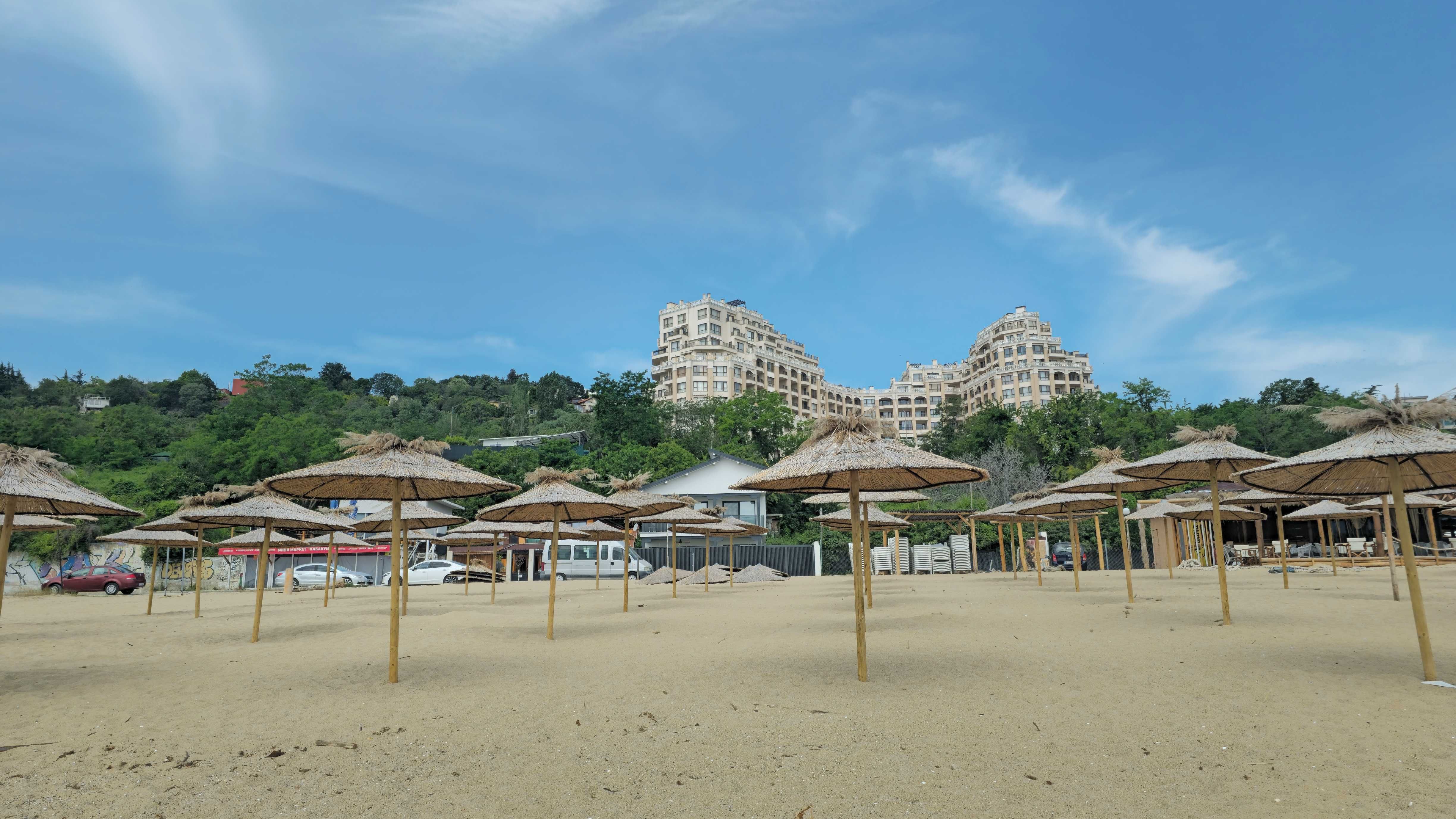 Многостаен с две паркоместа, първа линия море, плаж Кабакум, Варна