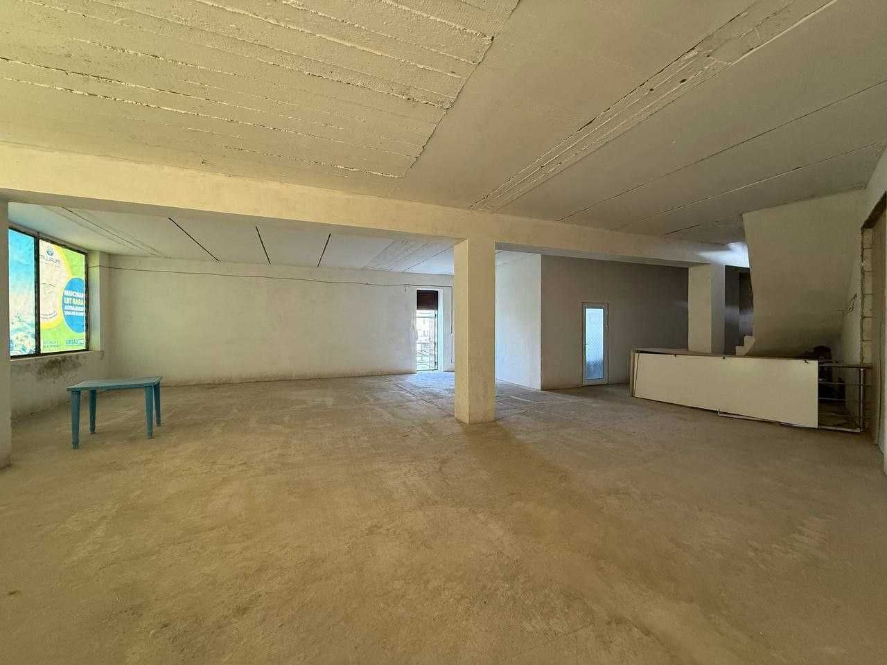 1300m²dan ortiq bo'lgan 2 qavatli bino sotiladi.