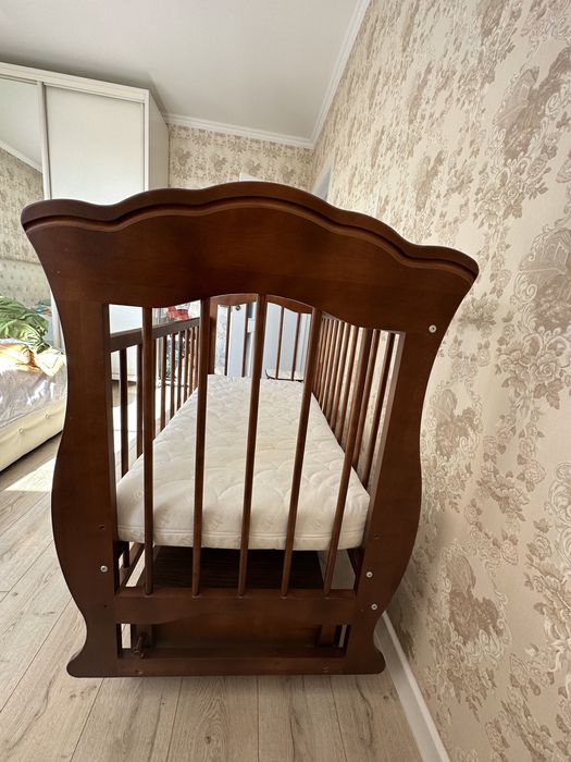 Манеж из дерева с ящиком