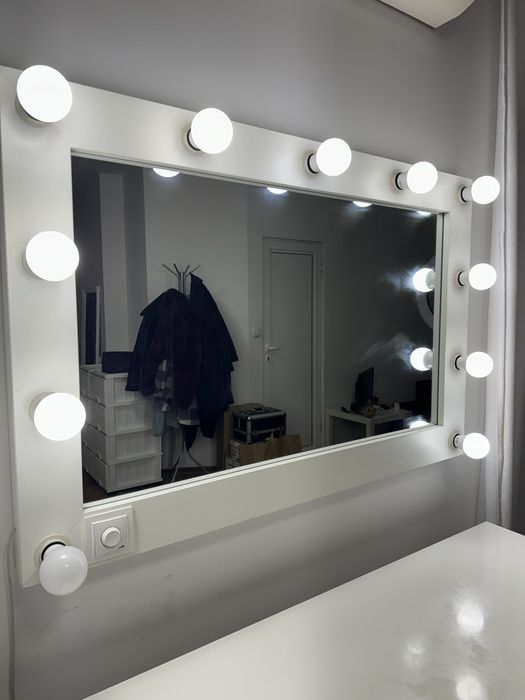 Гримьорско огледало с лампи