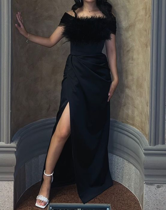 Черное вечернее платье с перьями