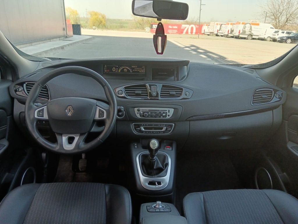 Vând Renault Grand Scenic 2013 in stare buna.