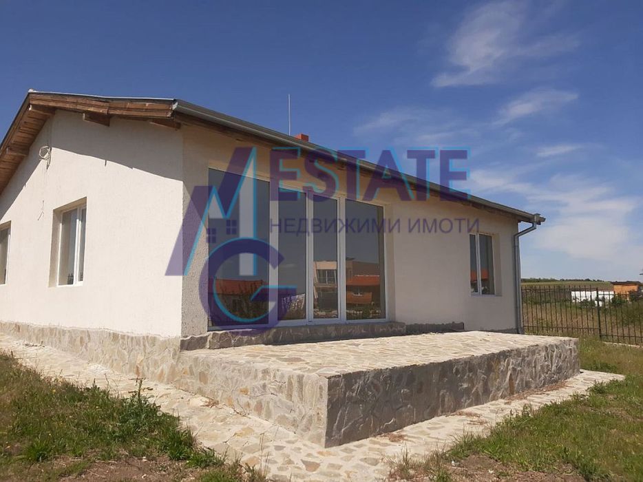 Продава класическа едноетажна къща с две спални - в гр.