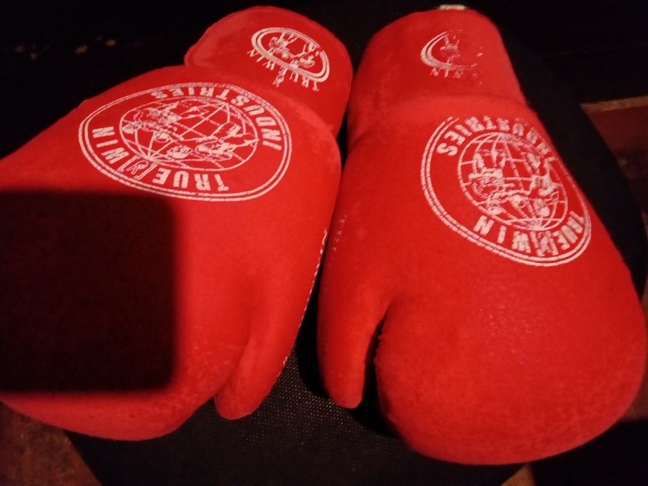 Перчатки боксерские для взрослых.