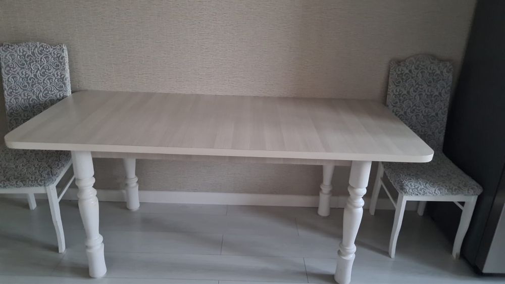 Стол со стульями