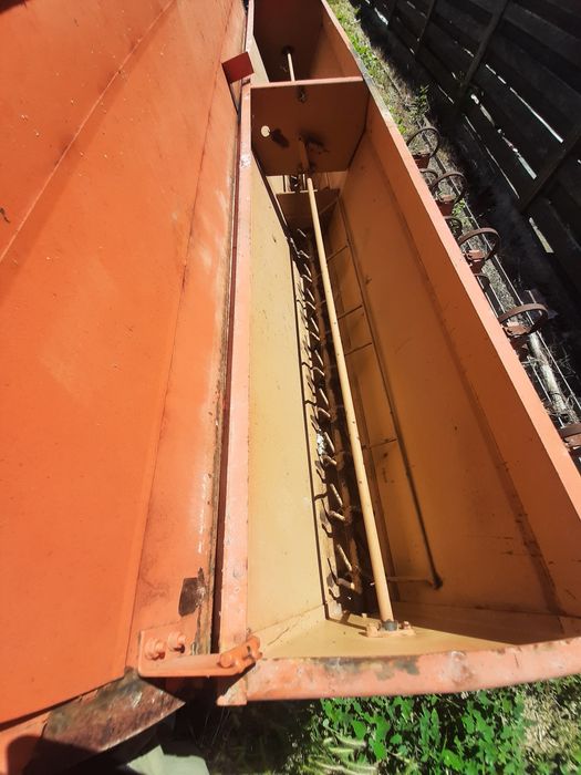 Prasitore cu fertilizator