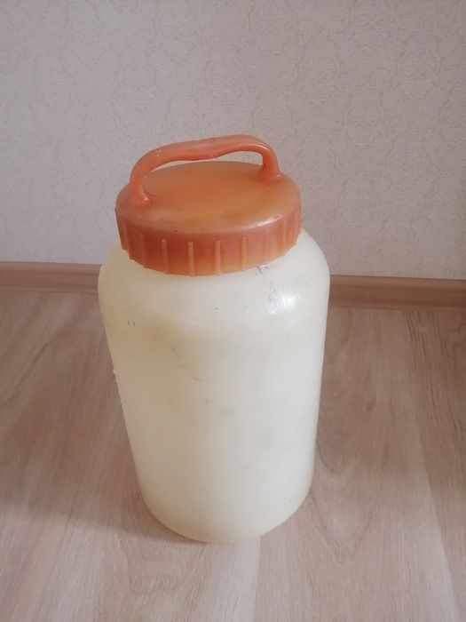 Пластиковый бидон с крышкой